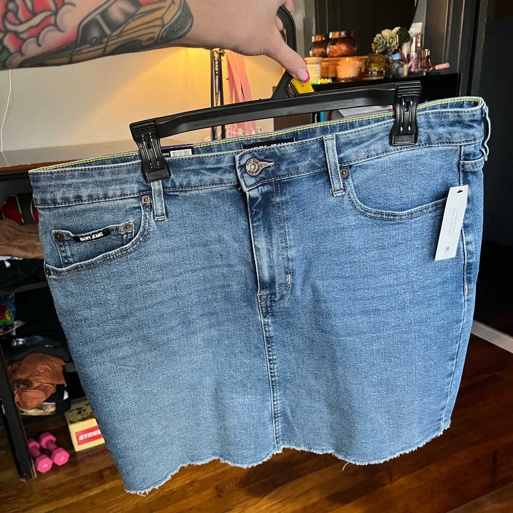 NWT DKNY Size 16 Medium Wash Blue Denim Skirt